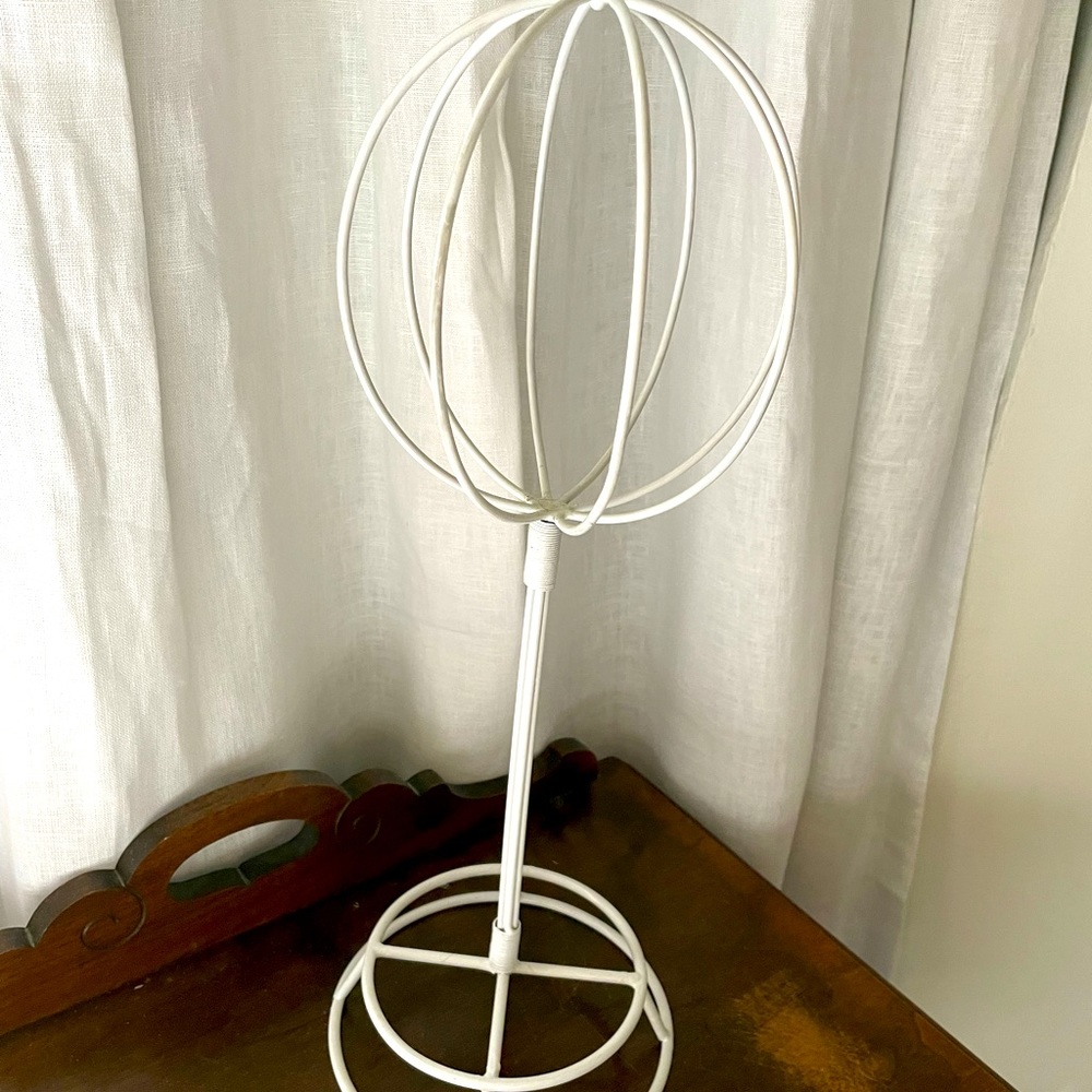 White hat stand
